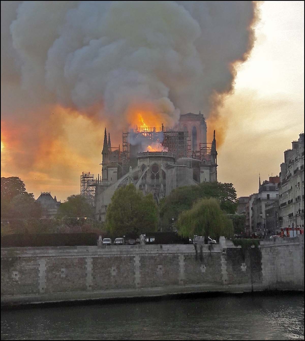 L'incendie de Notre-Dame de Paris vu de l'Île Saint-Louis