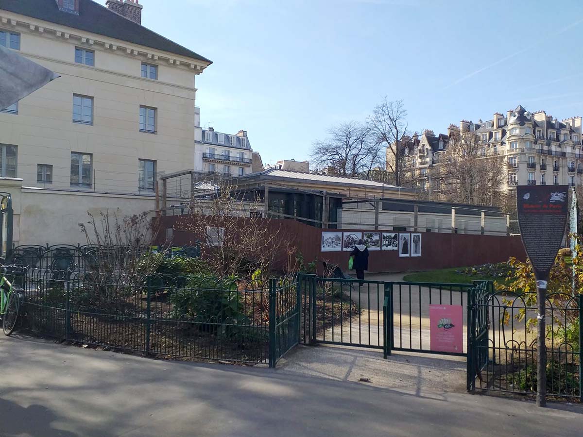 Chantier en cours derrière le pavillon Ledoux, place Denfert-Rochereau. La construction se fait sur une partie du jardin public.